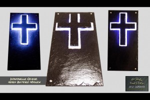 Schiefer Gedenkplatte mit hinterleuchtetem Kreuz für zu Hause