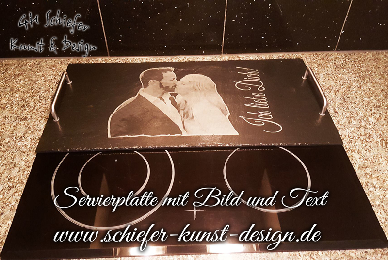 Servierplatte mit Text und Bild vom Paar - als Gravur auf der Platte