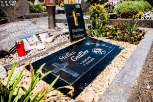 Schiefer-/Granit-Grabsteinplatte mit Kreuz